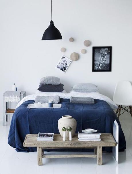 chambre blanche bleu marine bois clair