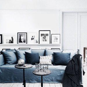 salon blanc scandinave canapé lin bleu marine