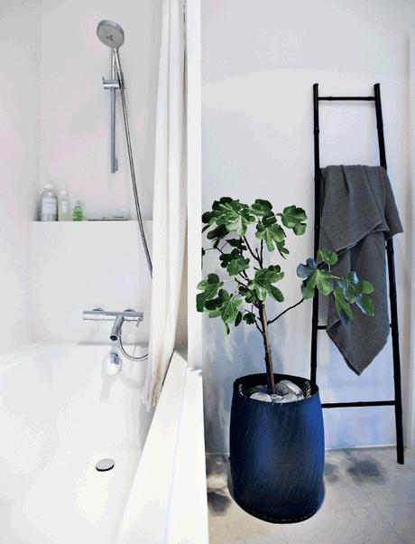 salle de bain noire et blanche décoration minimaliste