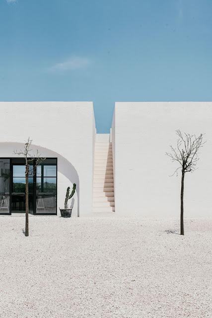 Italie / Masseria Moroseta, un hôtel aux murs blancs /