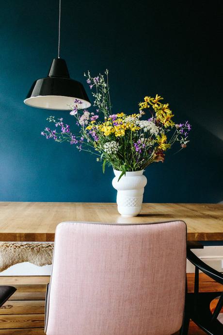 salle a manger bleu et rose fleurie minimaliste