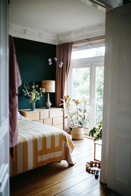 chambre avec moulure et mur peinture verte