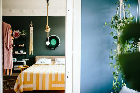 Appartement moulures et murs de couleur vert blue