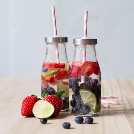 plaisir d'été l'eau aux fruits fait maison dans des petites bouteilles en verre