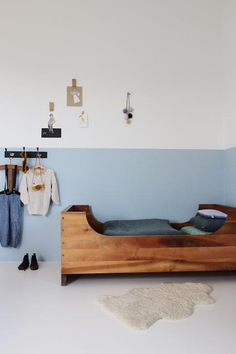 chambre kinfolk deco bleu blanc bois vintage