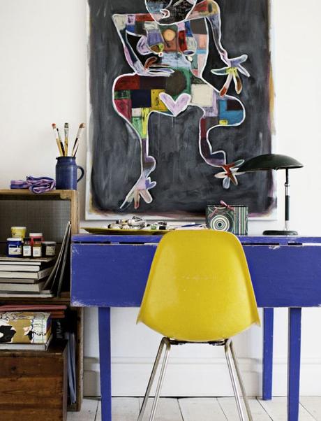 bureau bleu indigo et chaise jaune