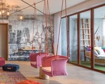 Visite déco : salon multicolore et mélange de style