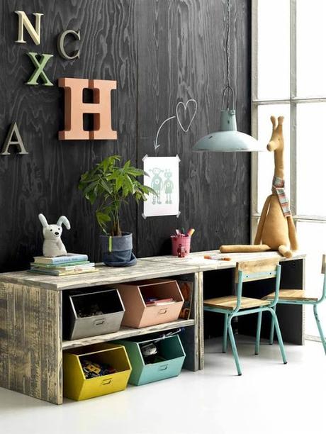 Bureau en planches vintage et casiers métal colorés Côté maison via Nat et nature Home Challenge // Back to school