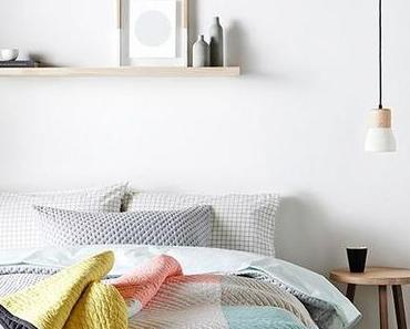 Palette de couleurs : corail, jaune et bleu