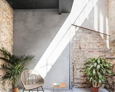 Barcelone / Une maison avec un patio aux murs en briques /